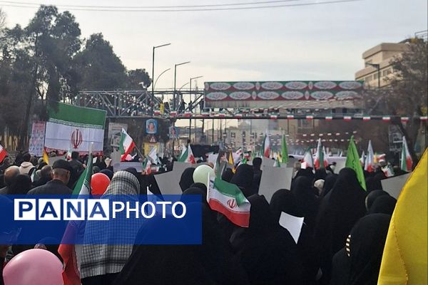 حضور اقشار مختلف مردم شهرری در راهپیمایی ۲۲ بهمن