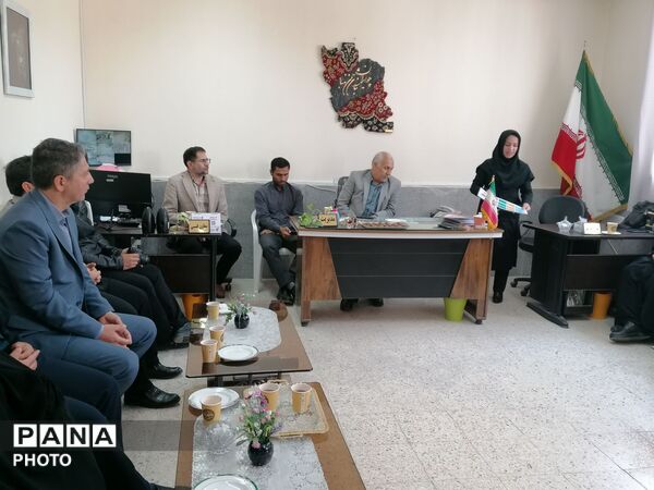 افتتاح نمایشگاه دست سازه‌های هنری در هفته مشاغل