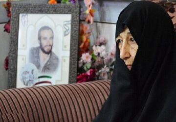مادر شهید حاج حسین خرازی به فرزند شهیدش پیوست