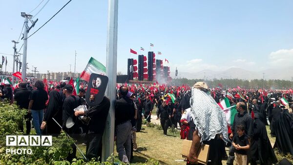 موج جمعیت در خیابان‌های تهران برای بدرقه رهبر شهید