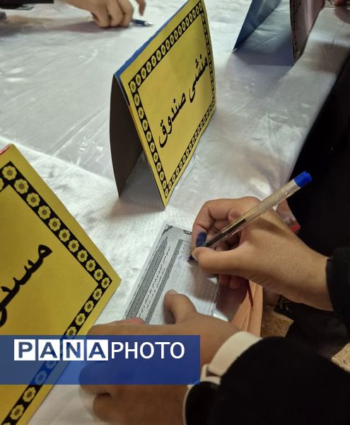 انتخابات شورای دانش‌آموزی در مدرسه سمانه شهرستان مروست 