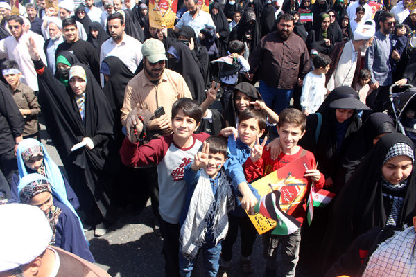 حضور عزتمندانه مردم قم در راهپیمایی آخرین جمعه ماه رمضان