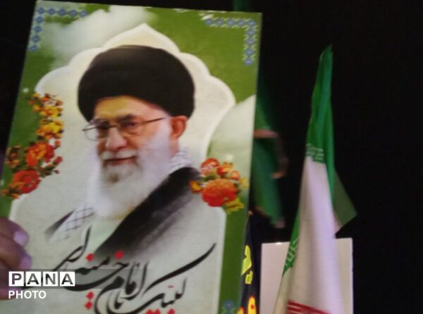 تصویر رهبر معظم انقلاب اسلامی در دست مردم غیور  نیشابور