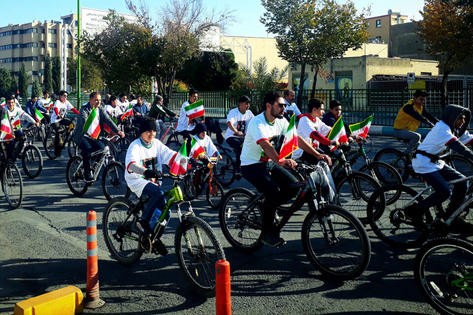 اجتماع دوچرخه‌سواران دهه نودی به یاد شهدای دانش‌آموز 
