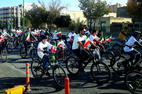 اجتماع دوچرخه‌سواران دهه نودی به یاد شهدای دانش‌آموز 