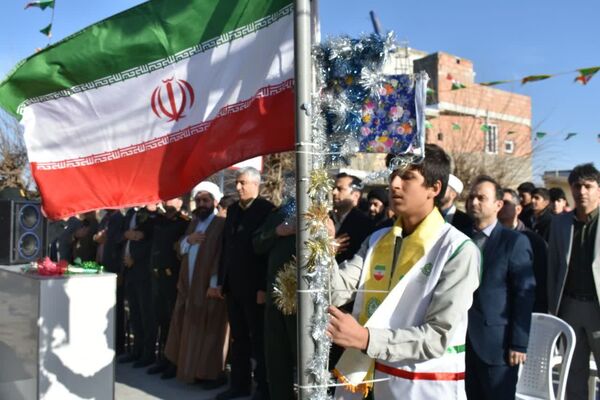 نواخته شدن زنگ انقلاب در مدرسه نمونه دولتی شهید علی آزادی خواه