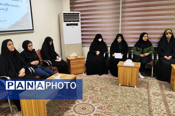 دیدار دختران دانش‌آموز سنندجی با نماینده ولی‌فقیه در کردستان 