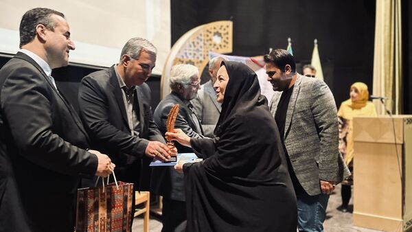 بزرگداشت‌ هفته پیوند و تجلیل از انجمن‌های اولیا و مربیان برتر استان مرکزی در سطح کشور