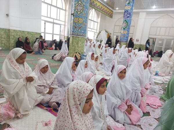 برگزاری جشن تکلیف دو هزار دانش‌آموز دختر سوم ابتدایی در میناب
