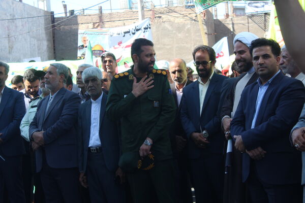 راهپیمایی روز دانش‌آموز در شهرستان بم