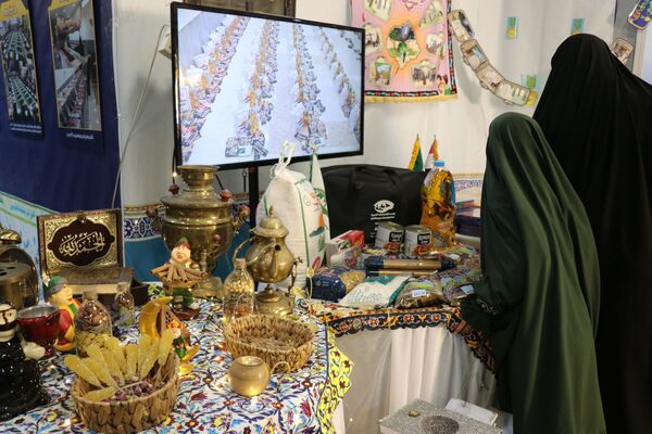 حضور پرشور دانش‌آموزان در نمایشگاه قرآن و عترت در حرم مطهر رضوی