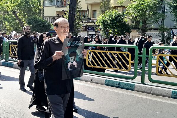 حضور میلیونی مردم تهران برای بدرقه شهید جمهور و یاران