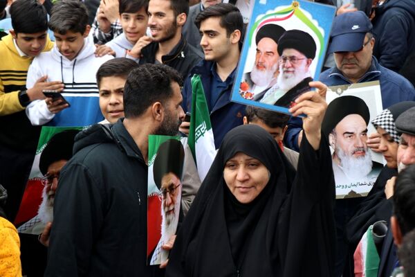 طنین شعارهای انقلابی در سالروز پیروزی انقلاب اسلامی ایران