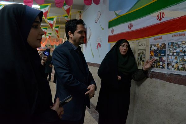 فانوس به دبیرستان حکمت آمد