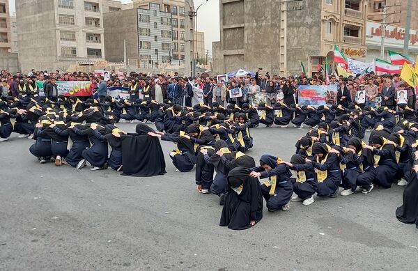 حضور دانش‌آموزان ملاردی در راهپیمایی روز سیزده آبان 