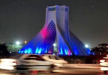 برج آزادی به رنگ آبی درآمد