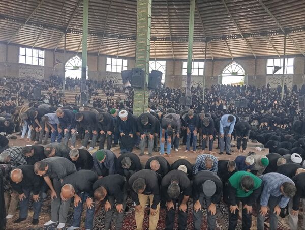 نماز جماعت در حسینه روستا اردمه در ظهر اربعین