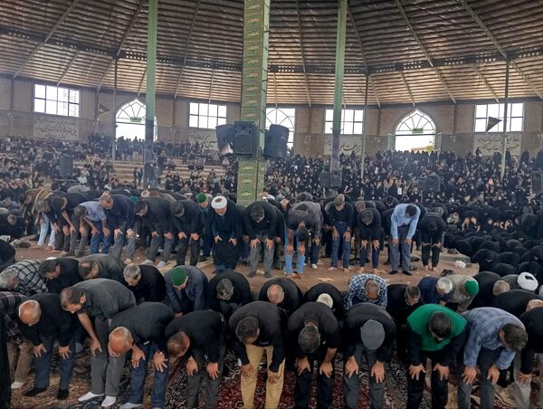 نماز جماعت در حسینه روستا اردمه در ظهر اربعین