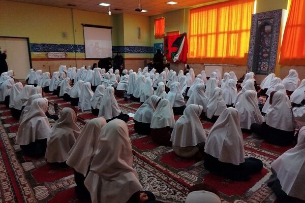 افتتاح کتاب «از ایرانمان دفاع کنیم» در دبستان ۲۲ بهمن با حضور مادر شهید عرشیان افشارمند