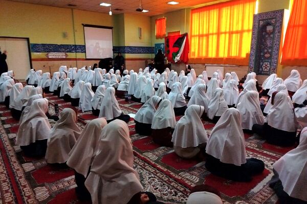 افتتاح کتاب «از ایرانمان دفاع کنیم» در دبستان ۲۲ بهمن با حضور مادر شهید عرشیان افشارمند