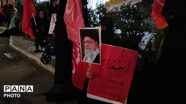 نگاهی به سیمای نورانی رهبر شهید در دست مردم