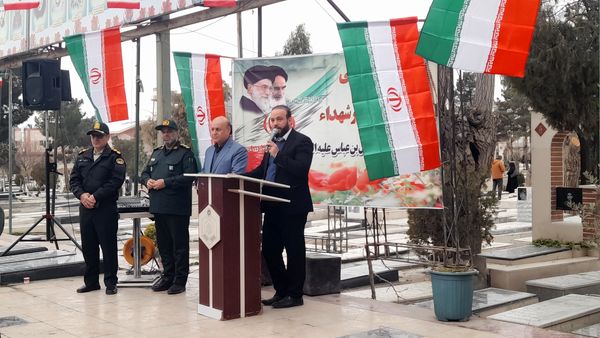 مراسم عطرافشانی مزار شهدا با حضور پرشکوه نوجوانان دهه نودی