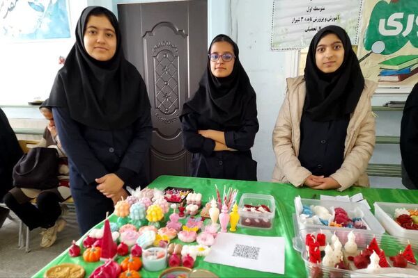 نمایشگاه و بازارچه هنرهای دستی در دبیرستان شاهد فیض شیراز 