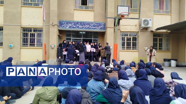 تقدیر از دانش‌آموزان برتر دبیرستان پیرایش نیشابور