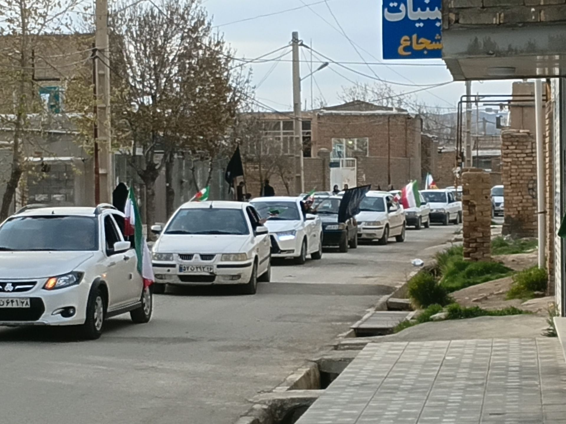 رژه‌ خودرویی در روستای دهنوِ آورزمان