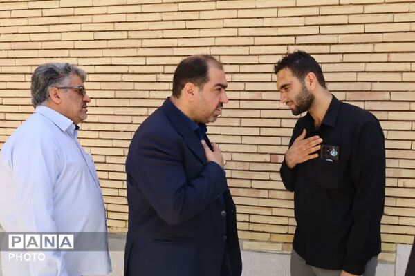 دیدار مسئولین با خانواده ی شهیده فاطمه موحدان
