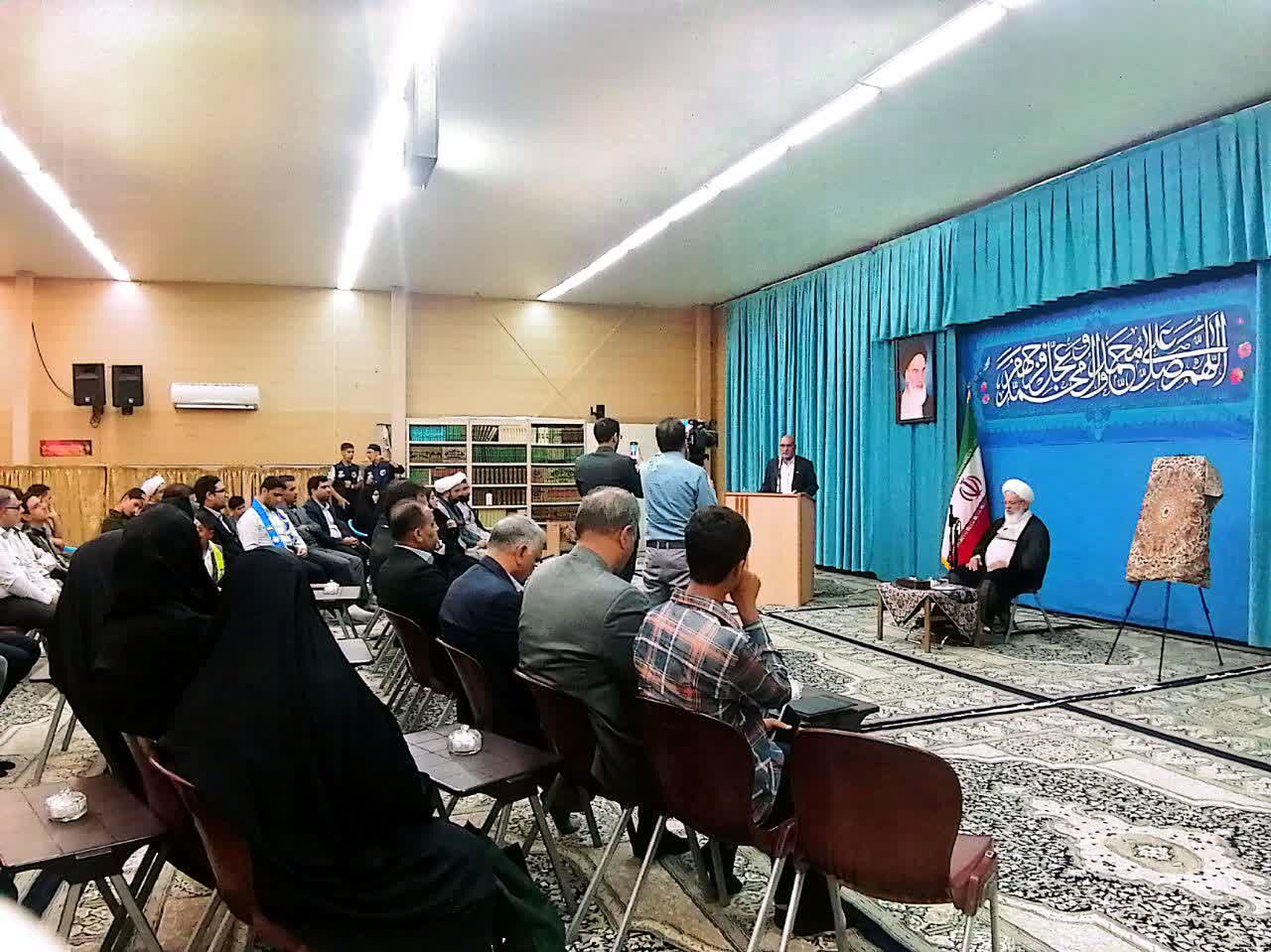 دیدار جمعی دانش‌آموزان مدارس و تشکل های یزدی با نماینده ولی‌فقیه