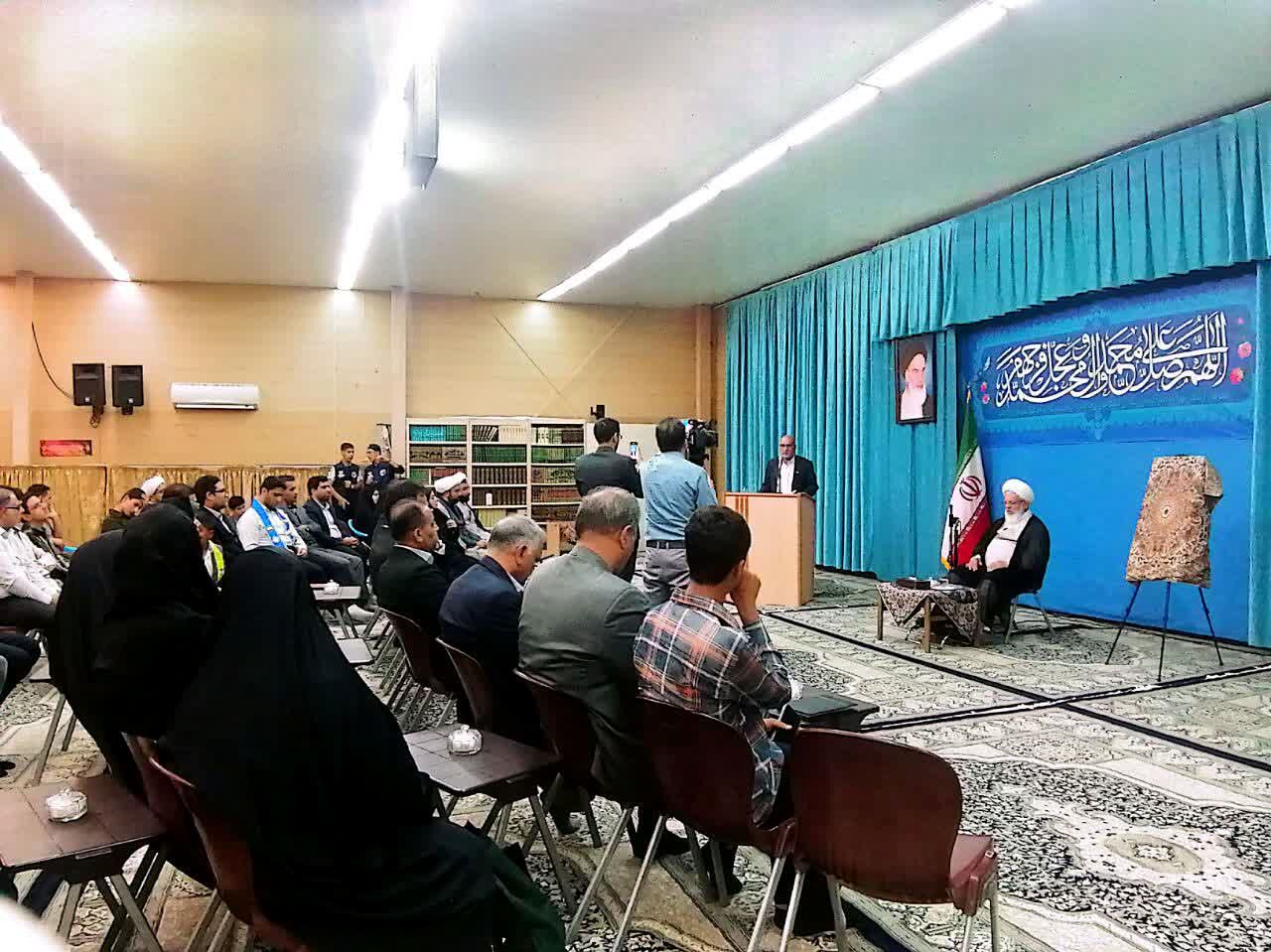 دیدار جمعی دانش‌آموزان مدارس و تشکل های یزدی با نماینده ولی‌فقیه