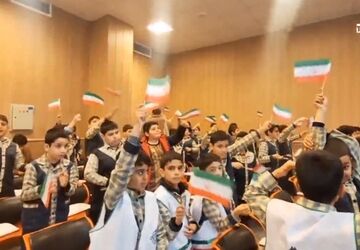 جشن باشکوه دهه فجر در دبستان دکتر محمدرضا حافظی بروجرد برگزار شد