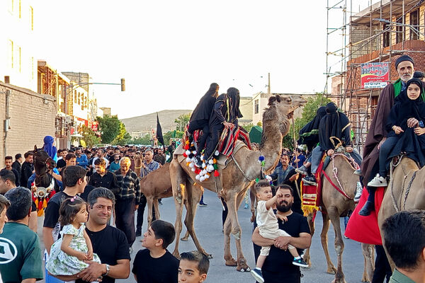 استقبال از ماه محرم با آیین سنتی چاووش‌خوانی در شهر بهمن