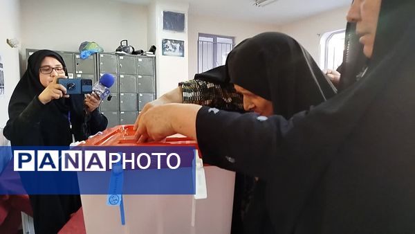 مردم شهرستان فاروج همدل و یکصدا پای صندوق‌های رأی 