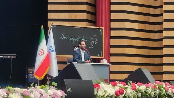 باید بکوشیم معلم در جامعه عزت و احترام داشته باشد