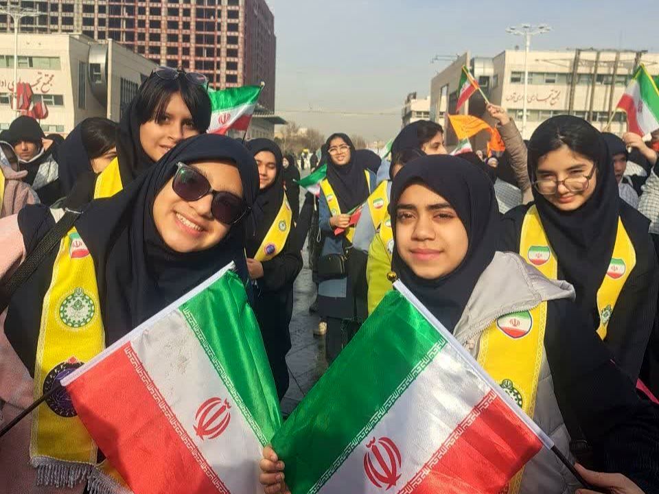 حضور دانش آموزان دبیرستان علی افشارنژاد در گردهمایی میدان شهدا و گلبانک انقلاب