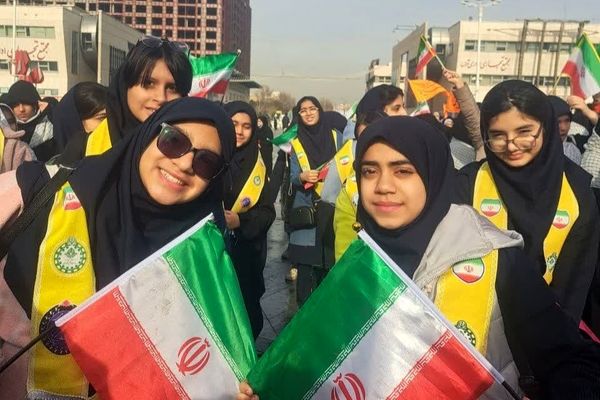 حضور دانش آموزان دبیرستان علی افشارنژاد در گردهمایی میدان شهدا و گلبانک انقلاب