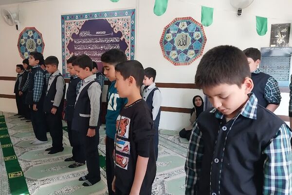 برگزاری نماز جماعت در دبستان شهید قلنبر ناحیه 2 شهرری 