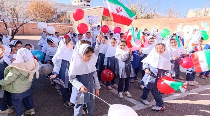 آیین گرامیداشت روز دانش آموز در مدرسه شکوفه های امید خلخال