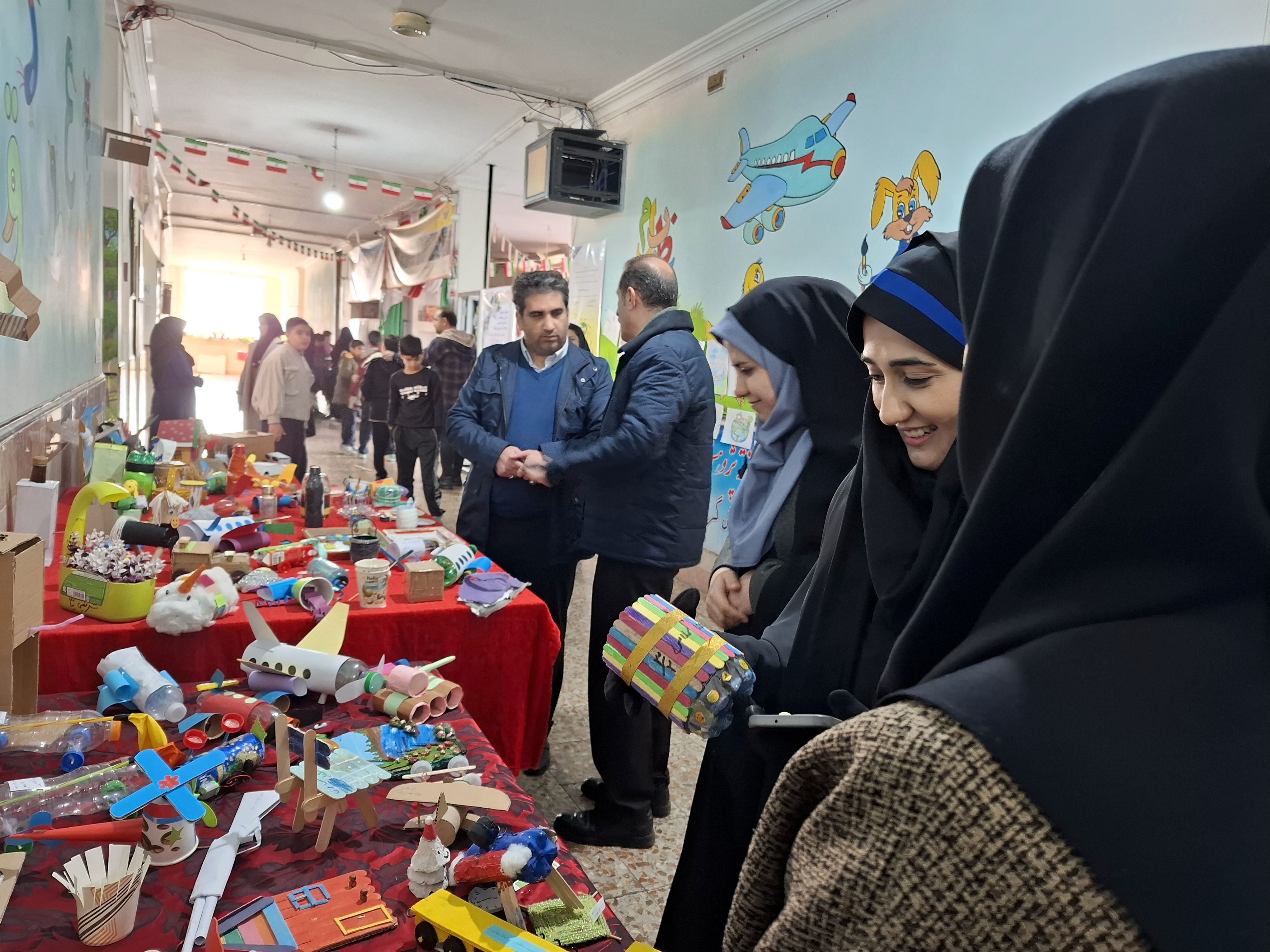 نمایشگاه دست سازه‌های دانش‌آموزان در دبستان هیأت امنایی ملاصدرا 