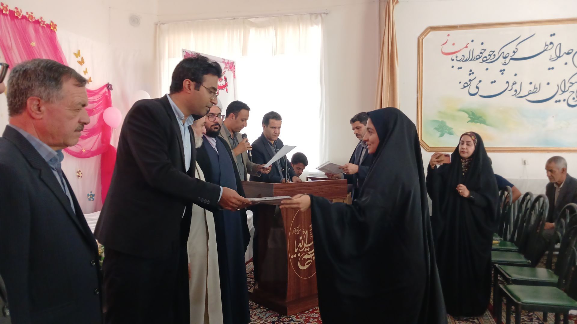 تجلیل از نمرات 20 امتحان نهایی و ممتازان علمی و پرورشی در جشن بیست دبیرستان خاتم الانبیا (ص)