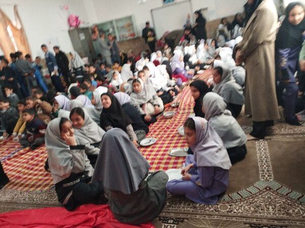 آش نذری‌‌ به‌ مناسبت‌ شهادت‌ امام‌ هادی (ع) در مدرسه تکتم خلیل آباد
