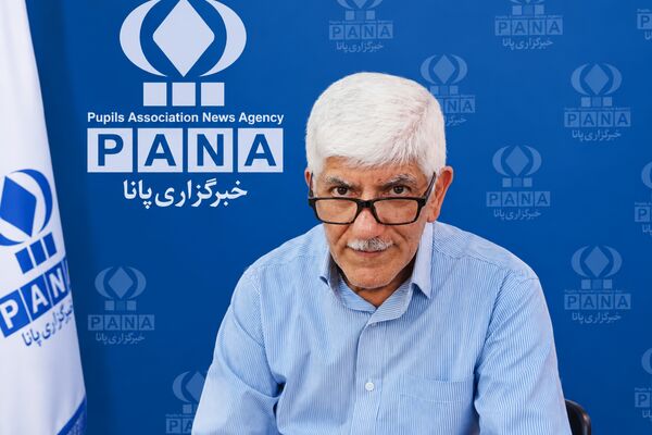 حدود ۴۹ سال است که در کلاس درس حضور دارم