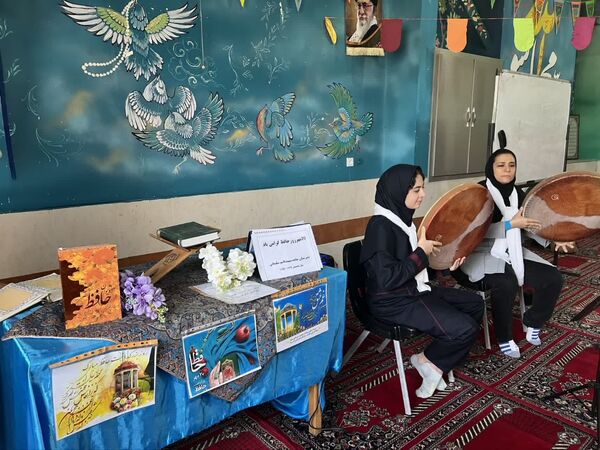 مراسم بزرگداشت روز حافظ در دبیرستان شاهدشهید قاسم سلیمانی