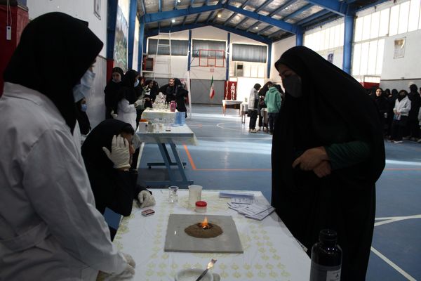 گرامیداشت روز آزمایشگاه در دبیرستان دخترانه شاهد غرویان وکیلی (۲۲)