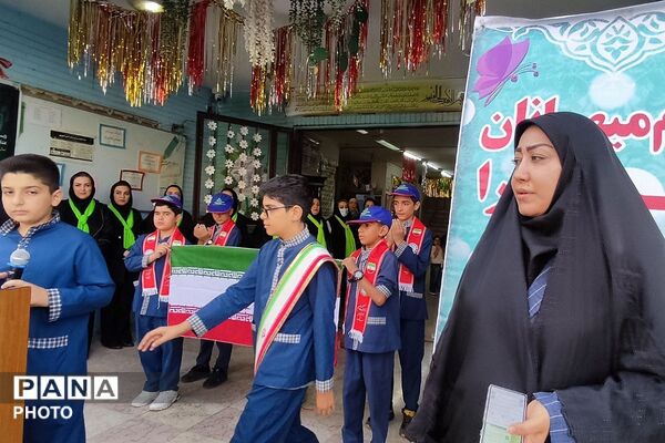 حضور مسئولان ناحیه دو شهرری در مراسم جشن عاطفه‌های دبستان پانزده خرداد 