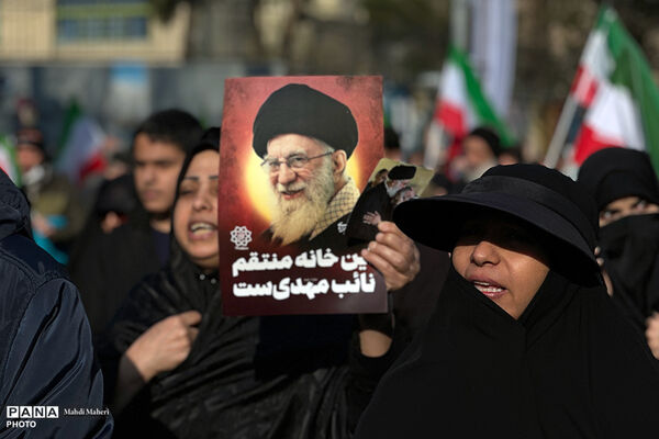 مراسم بیعت با سومین رهبر انقلاب در تهران - 1