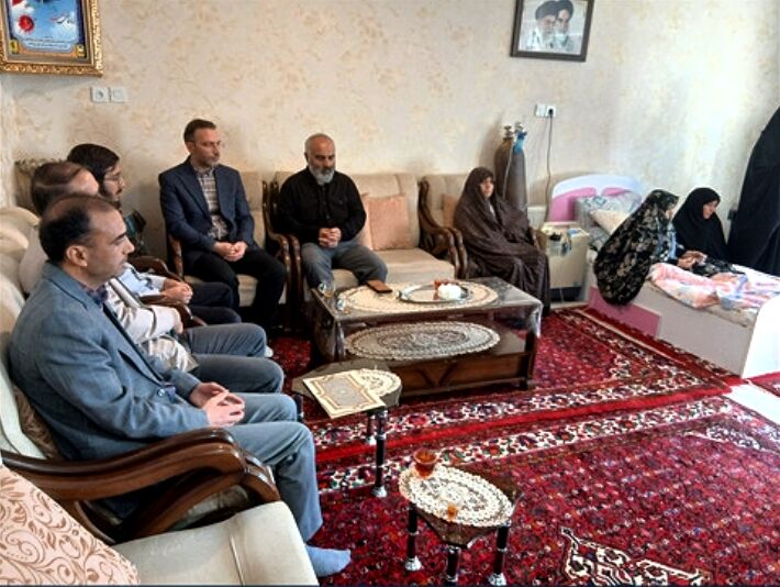 دانش‌آموزان همدانی در قالب طرح «میثاق با شهدا» با خانواده شهیدان عمادی دیدار و تجلیل کردند