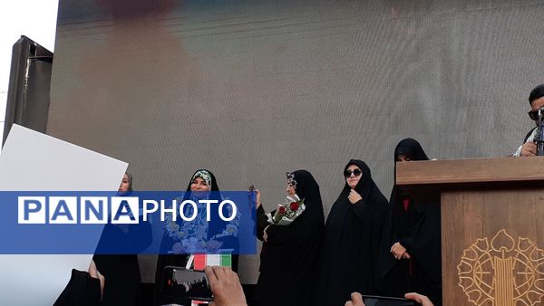 جلوه‌هایی از اجتماع مردم بجنورد در تجلیل از بانوی شجاع رسانه ملی